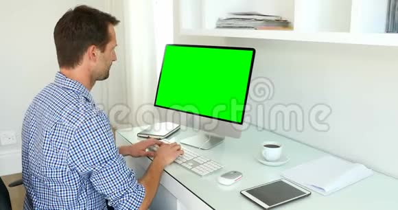 在电脑上工作的人视频的预览图