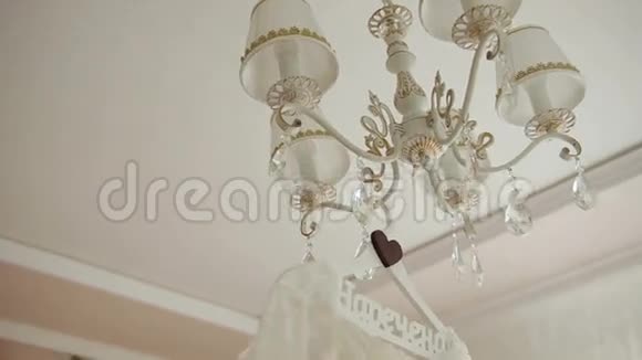 新娘房间里的完美婚纱视频的预览图