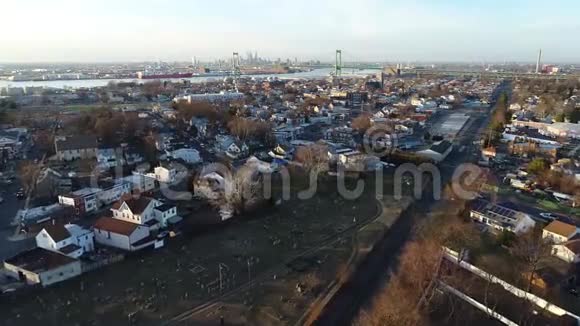 新泽西州格洛斯特州特拉华州海滨港口城市的鸟瞰图视频的预览图