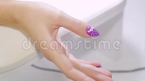 一家美容店的顾客用指甲油做的手视频的预览图