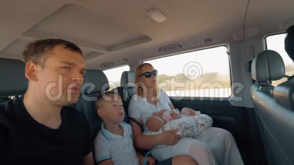 一家人坐汽车旅行视频的预览图