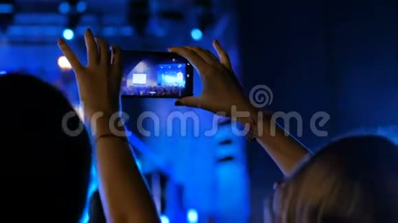 女子双手剪影录音视频现场音乐音乐会与智能手机视频的预览图