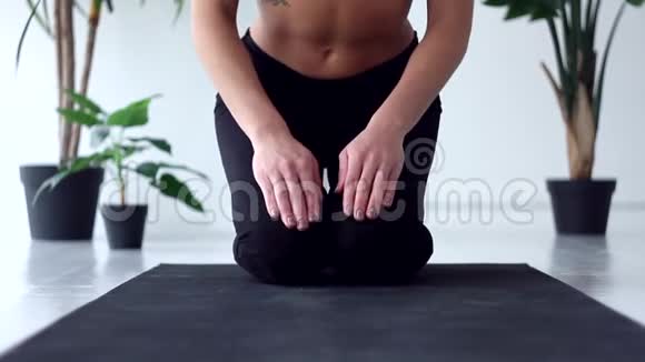 年轻女子在家做瑜伽锻炼视频的预览图