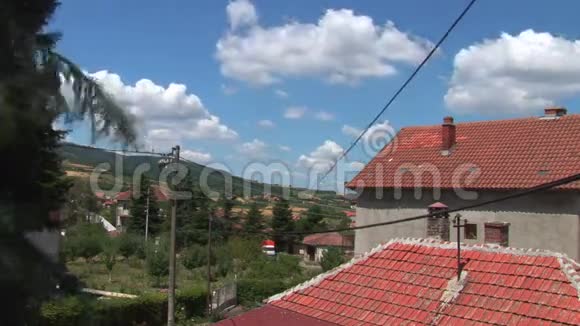 在村庄上空的云时程视频的预览图