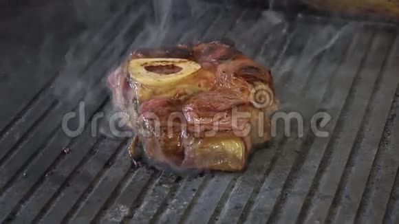 在烤架上煮肉视频的预览图
