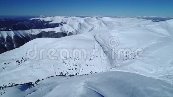 在白天阳光照耀下的绿松石雪山上空飞行视频的预览图