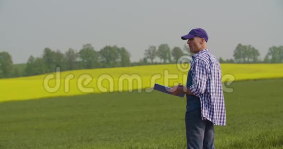务农的农民视频的预览图