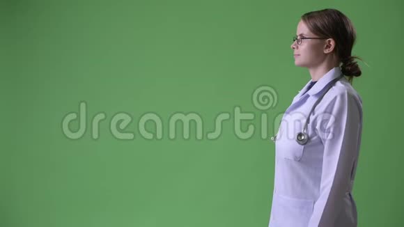 绿色背景下年轻漂亮女医生的轮廓图视频的预览图