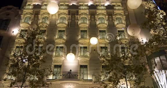 西班牙4k号楼巴塞罗那夜间灯光假日装饰视频的预览图