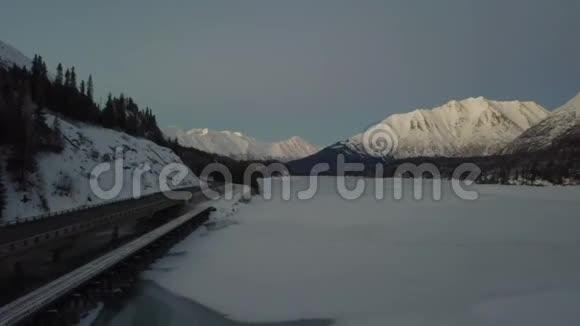 冰封阿拉斯加湖夜景视频的预览图