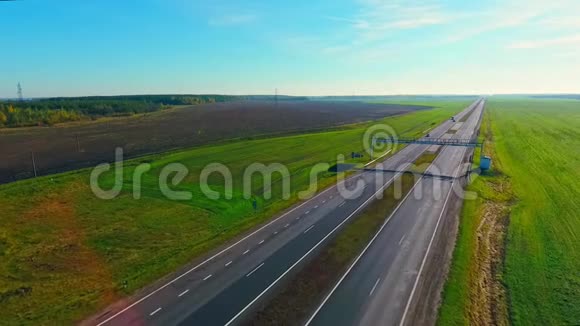 在高速公路上乘坐汽车的鸟瞰图汽车在路上行驶公路道路视频的预览图
