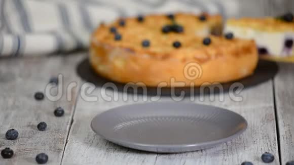 盘子里有一块蓝莓芝士蛋糕视频的预览图