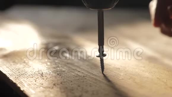 工人用螺丝刀拧紧螺丝螺丝起子拧在生活方式木板细木工和视频的预览图