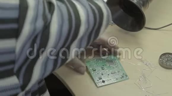 一名工人正在生产电子板特写镜头视频的预览图