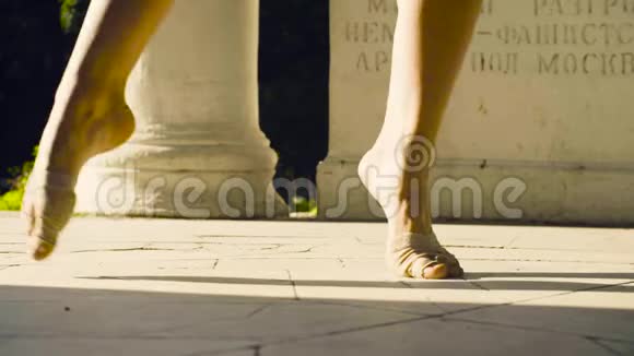 一个女人光着脚在石头地板上跳舞视频的预览图