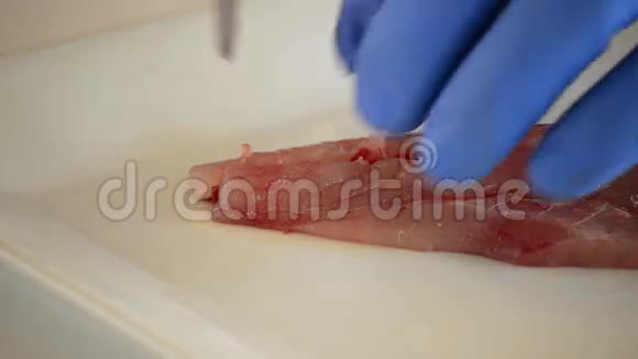 专业厨师手切鱼片视频的预览图