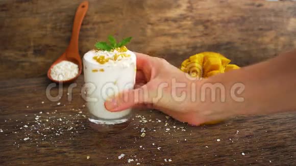 自制酸奶配鲜芒果片视频的预览图