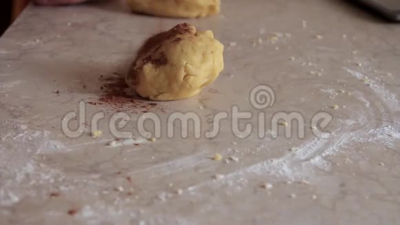 一个女孩准备面团来烤饼干视频的预览图