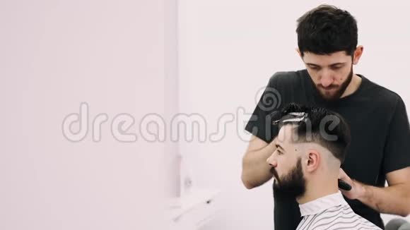 一个理发师理发的人视频的预览图