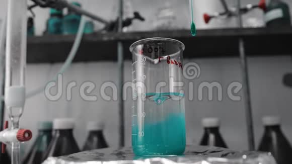 实验室实验中混合均匀化的化学过程医疗药房视频的预览图