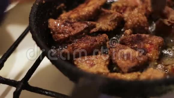 油中的肝片在厨房里的煎锅里煎视频的预览图