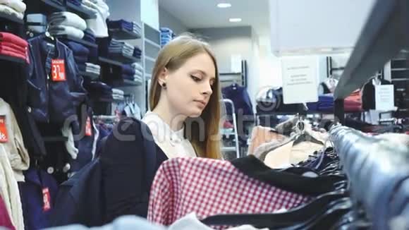 购物女人购物者穿着视频的预览图
