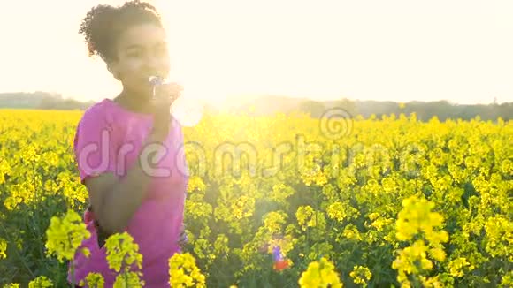 日落时分在黄花地跑步和饮水瓶视频的预览图