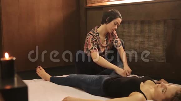 提供传统泰式按摩或泰式瑜伽按摩治疗的专业治疗师视频的预览图