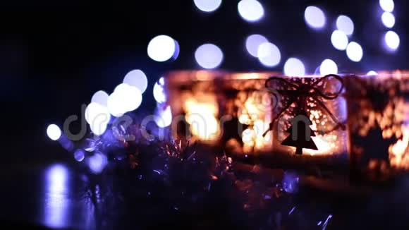 冒险四支蜡烛装饰视频的预览图