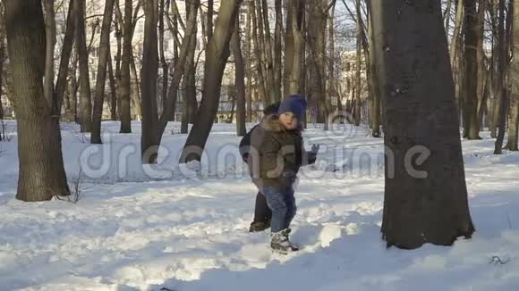 可爱的孩子们在冬季公园视频的预览图