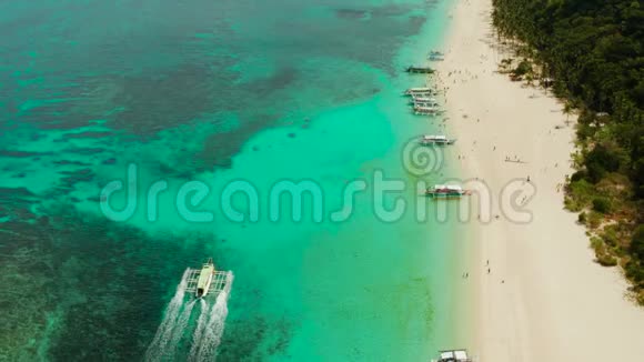 热带海滩和蓝色泻湖视频的预览图