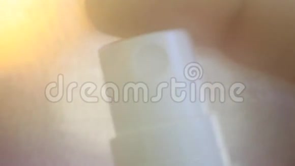 宏透镜清洁布和喷雾视频的预览图
