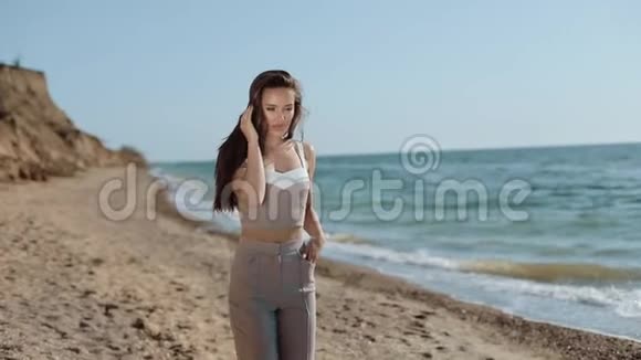 迷人的女孩正在海上享受暑假快乐的一天视频的预览图