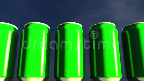 日落时明亮的绿色罐子顶着天空派对用软饮料或啤酒海滩酒吧4K无缝可循环小车夹视频的预览图