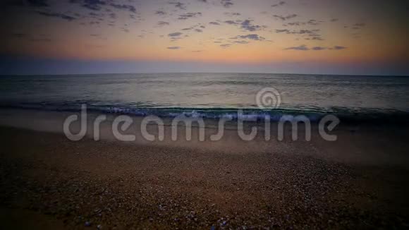 海滩上空的日出视频的预览图
