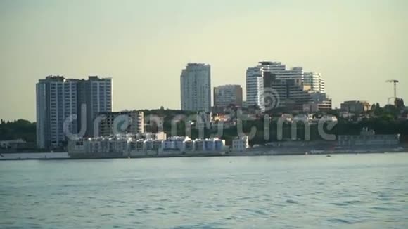 船驶向城市的景色视频的预览图