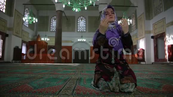 穆斯林女孩在祈祷视频的预览图