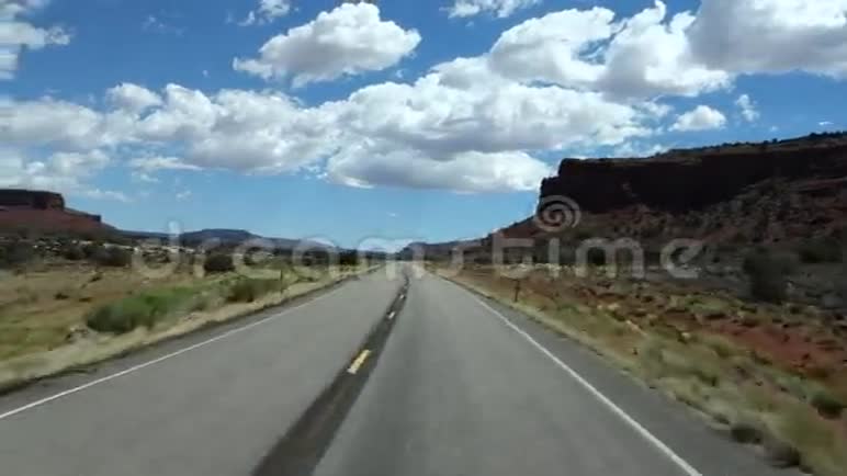 开车穿过沙漠中的沉积岩视频的预览图