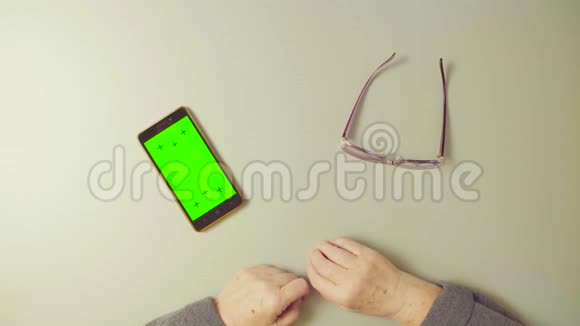 绿色屏幕一双老女人的手视频的预览图
