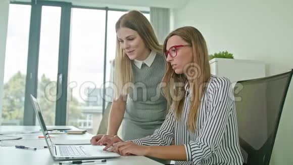 两个女人讨论使用笔记本电脑的想法视频的预览图