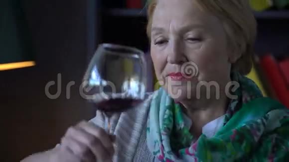 老年妇女在家喝酒视频的预览图