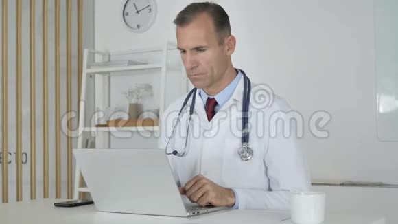 医生与病人视频聊天视频的预览图