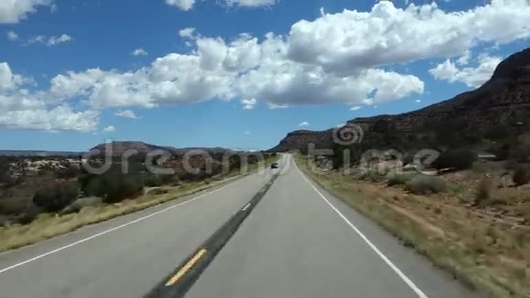 开车穿过沙漠中的沉积岩视频的预览图