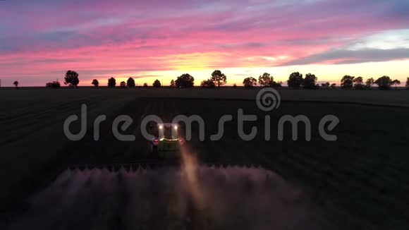 春季种植拖拉机空中日落景色视频的预览图