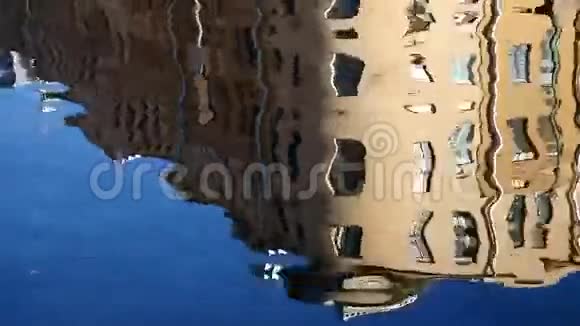 水中历史建筑的反映视频的预览图