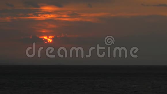 美丽的红色日落或海上日出的天空视频的预览图