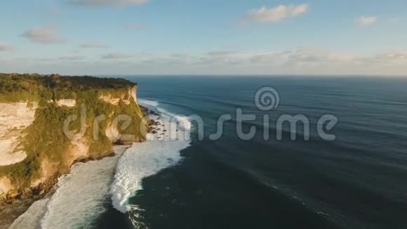 巴厘岛的洛基海岸线空中观景视频的预览图