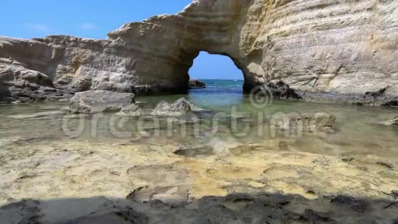 白色海滩地中海塞浦路斯的海洋景观与岩石海岸视频的预览图