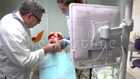 牙科医生使用紫外线视频的预览图
