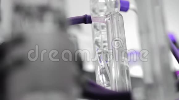 化学实验室流程化学反应试管或烧瓶中的溶液视频的预览图